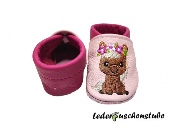Lederpuschen in rosa-pink; Namen (braun) 3 Blumen (pink-weiß) & Boho Pony (braun-creme-dunkelbraun-schwarz weiß Blumen pink-weiß, rosa-pink, hellgrün)